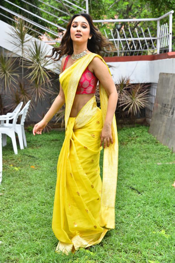 akansha-sharma-stills-5.jpg