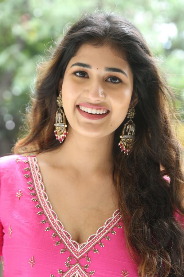 amrutha-chowdary-stills-13.jpg