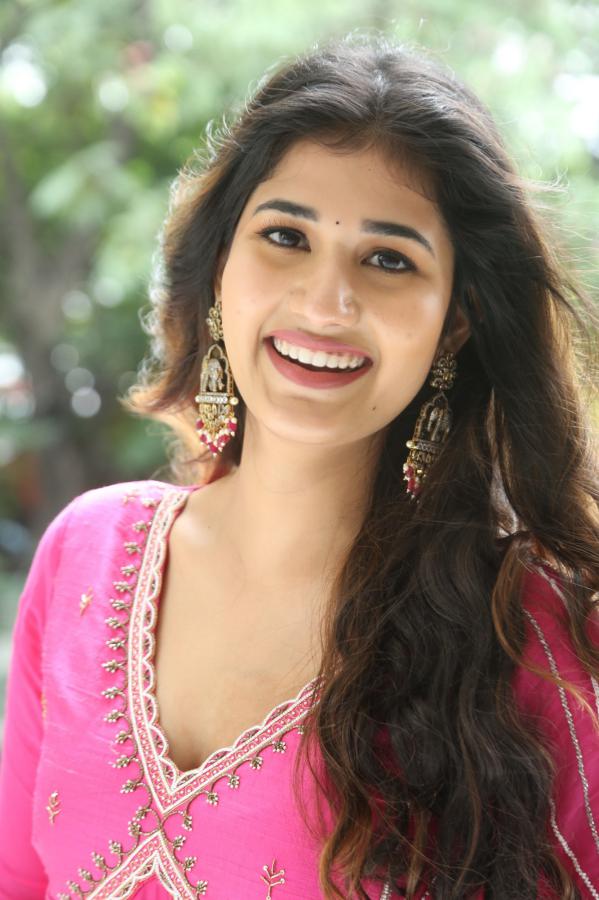 amrutha-chowdary-stills-16.jpg