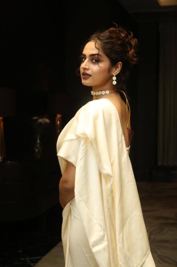 ayesha-khan-stills-3-10.jpg