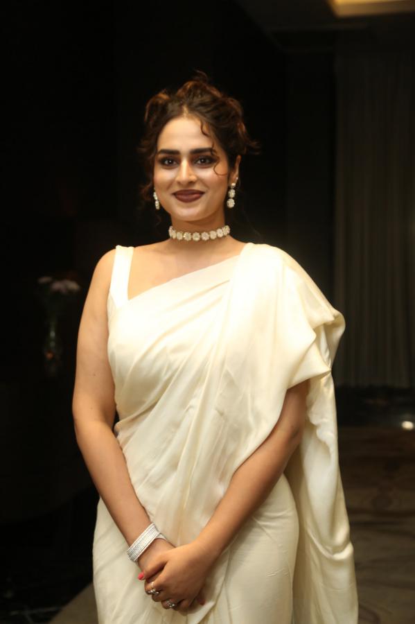 ayesha-khan-stills-3-11.jpg