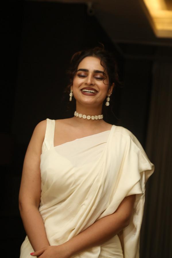 ayesha-khan-stills-3-18.jpg
