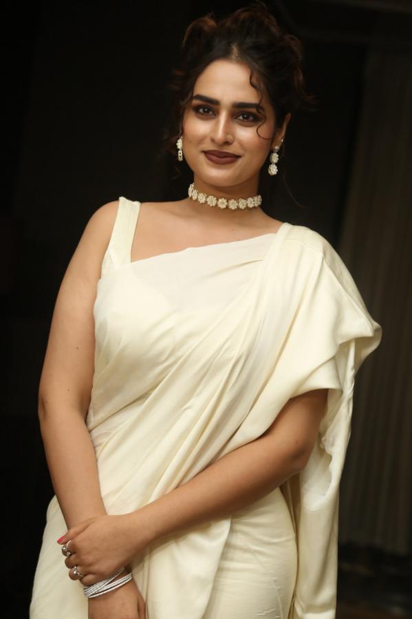 ayesha-khan-stills-3-19.jpg