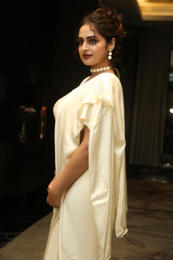 ayesha-khan-stills-3-4.jpg