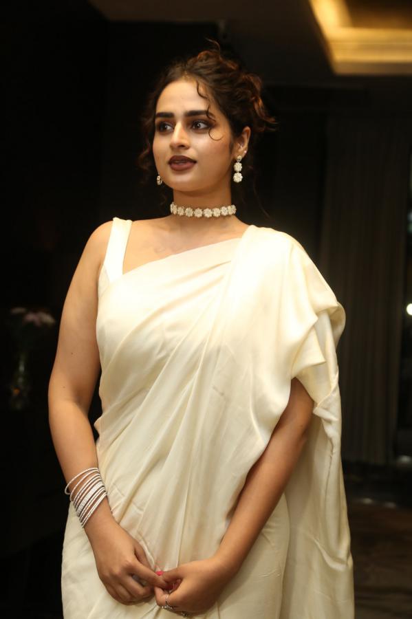 ayesha-khan-stills-3-5.jpg