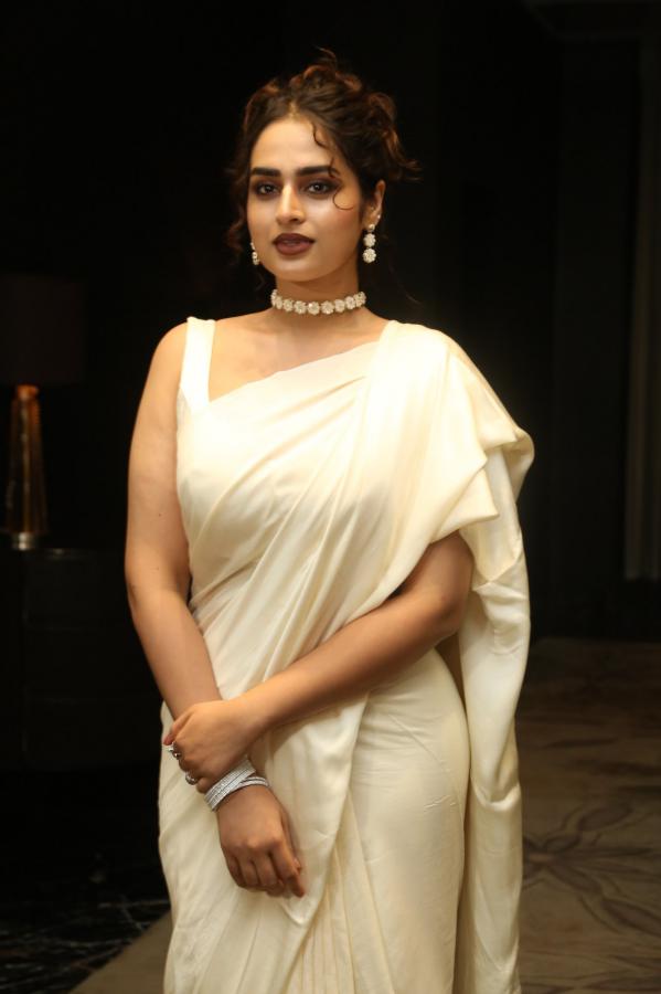 ayesha-khan-stills-3-9.jpg