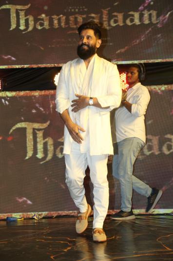 chiyan-vikram-stills-10.jpg
