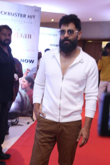 chiyan-vikram-stills-2-2.jpg