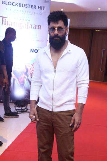 chiyan-vikram-stills-2-4.jpg