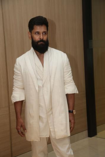 chiyan-vikram-stills-2.jpg