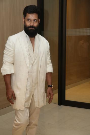 chiyan-vikram-stills-3.jpg
