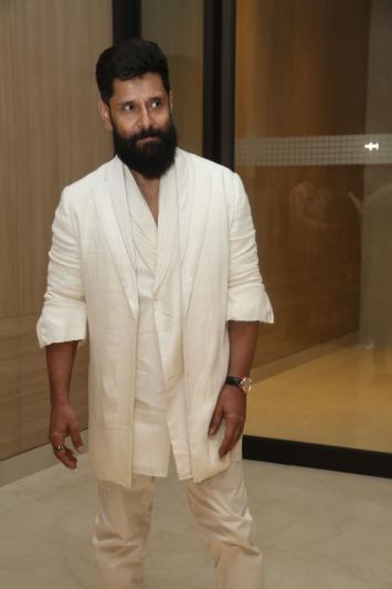 chiyan-vikram-stills-7.jpg
