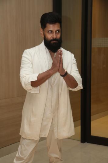 chiyan-vikram-stills-8.jpg