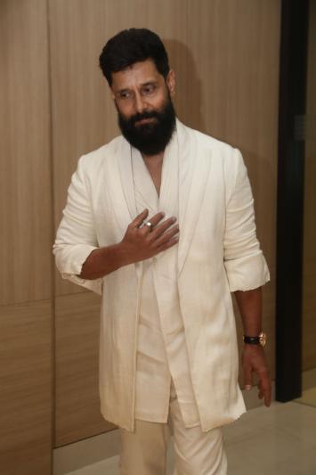 chiyan-vikram-stills-9.jpg