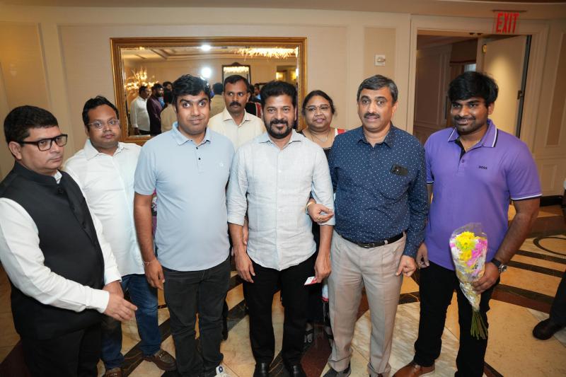 cm-revanth-reddy-with-blind-cricket-players-2.jpg