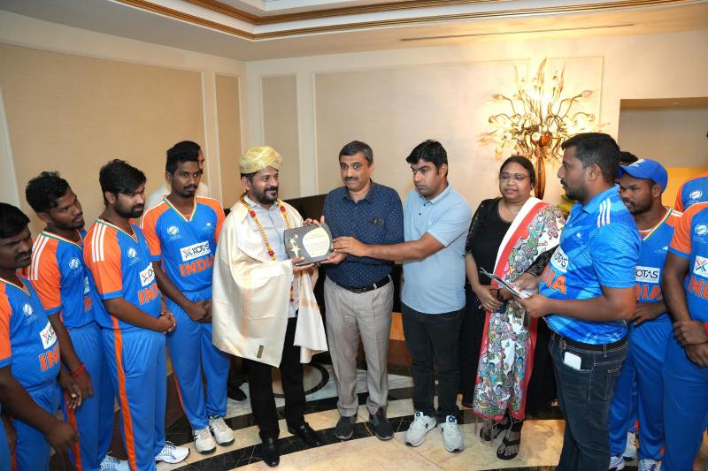 cm-revanth-reddy-with-blind-cricket-players-3.jpg