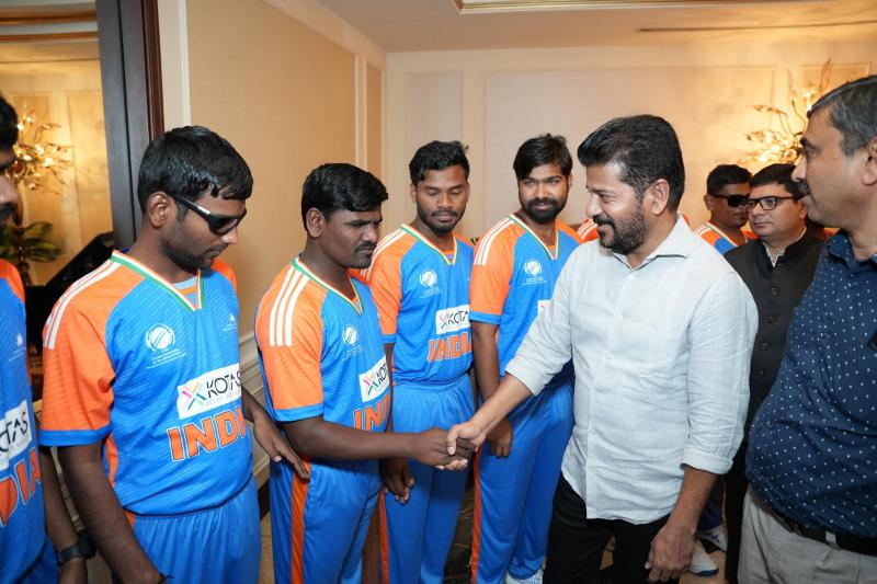 cm-revanth-reddy-with-blind-cricket-players-4.jpg