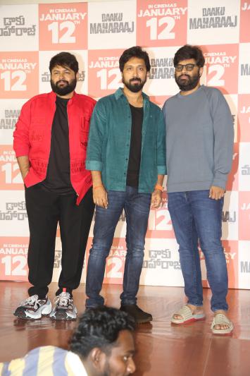 daaku-maharaaj-team-press-meet-2.jpg