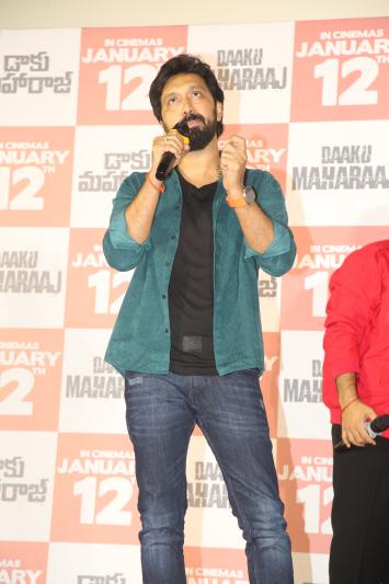 daaku-maharaaj-team-press-meet-7.jpg