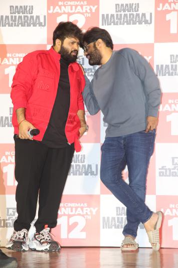 daaku-maharaaj-team-press-meet-8.jpg