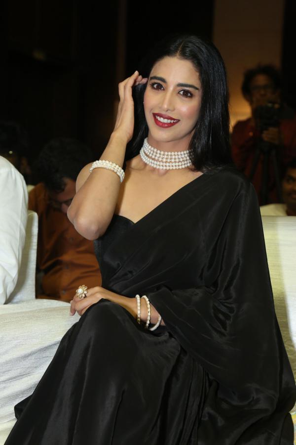 daksha-nagarkar-stills-6-2.jpg