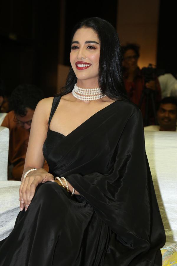 daksha-nagarkar-stills-6-3.jpg