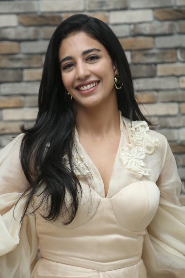 daksha-nagarkar-stills-7-13.jpg