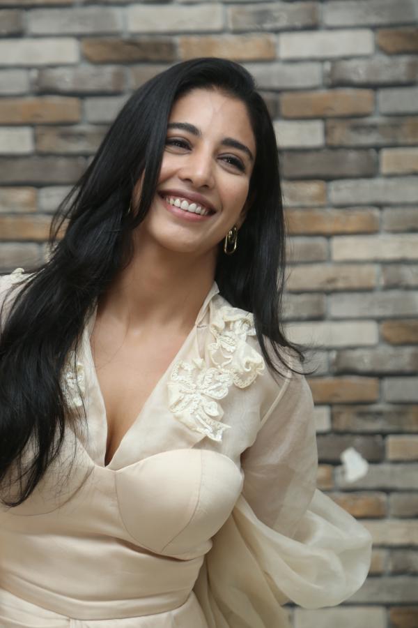 daksha-nagarkar-stills-7-14.jpg