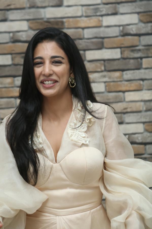 daksha-nagarkar-stills-7-17.jpg