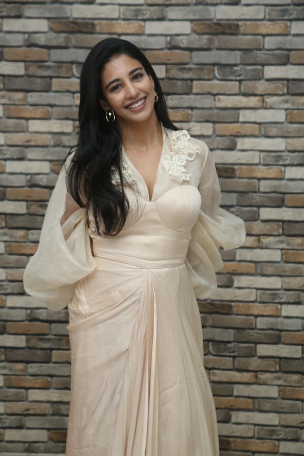 daksha-nagarkar-stills-7-3.jpg
