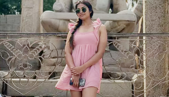 Divi: మినీ ఫ్రాకులో దివి గ్లామ‌ర్ డోస్