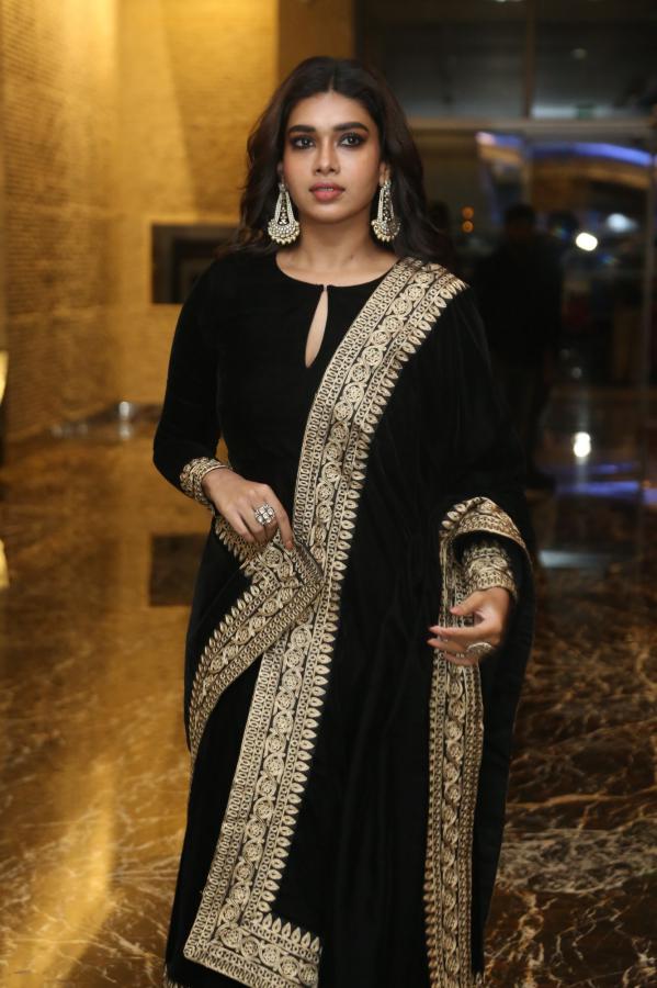 dushara-vijayan-stills-9.jpg