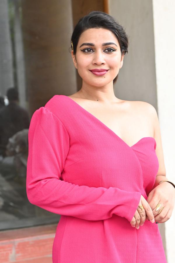 inaya-sultana-stills-2-10.jpg