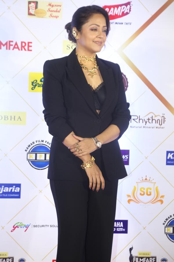 jyothika-at-filmfare-awards-10.jpg