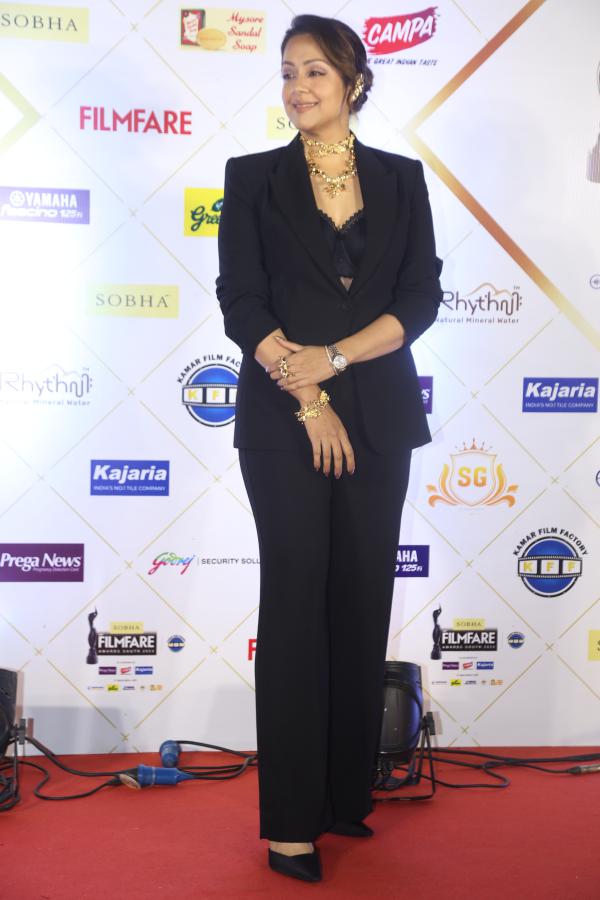 jyothika-at-filmfare-awards-11.jpg