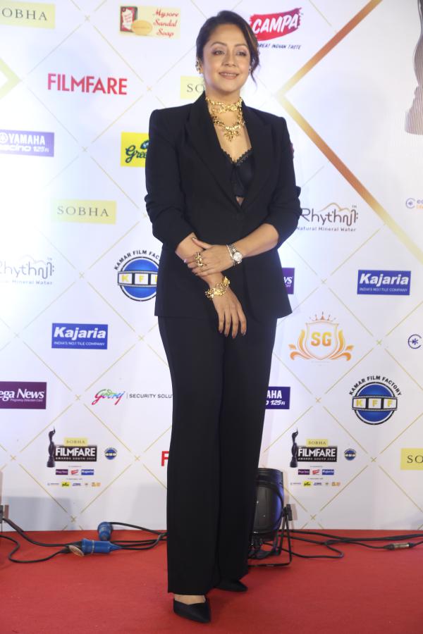 jyothika-at-filmfare-awards-12.jpg