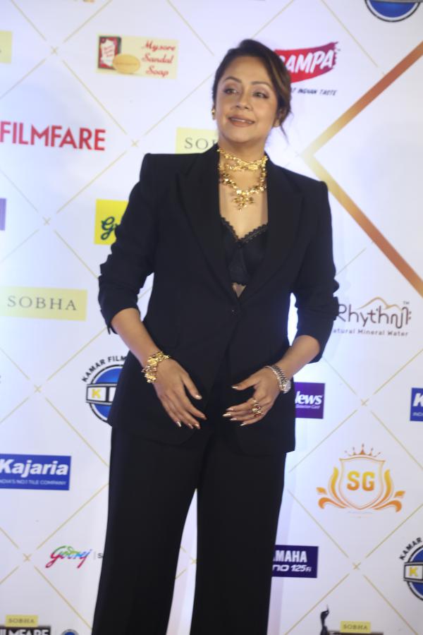jyothika-at-filmfare-awards-15.jpg