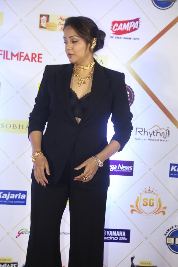 jyothika-at-filmfare-awards-16.jpg