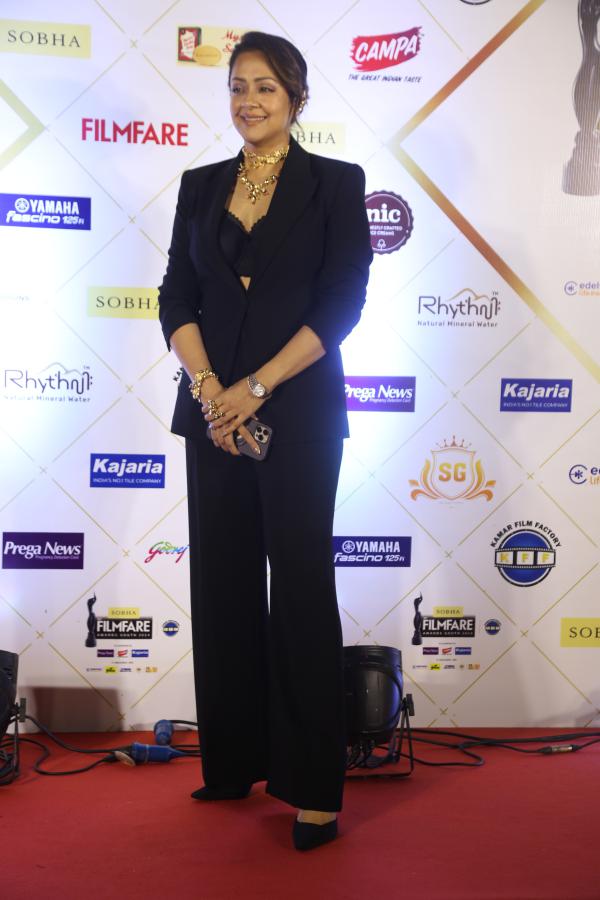jyothika-at-filmfare-awards-3.jpg