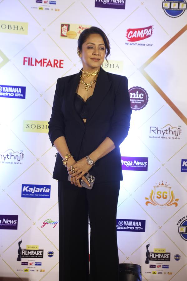 jyothika-at-filmfare-awards-5.jpg