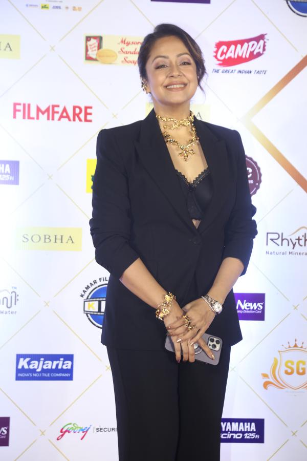 jyothika-at-filmfare-awards-6.jpg