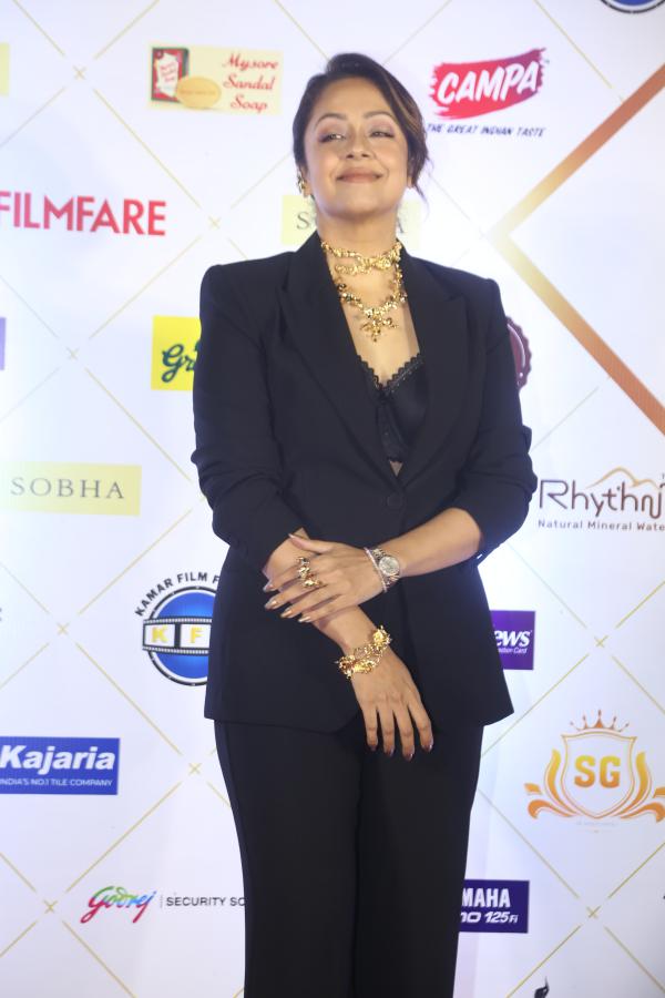 jyothika-at-filmfare-awards-7.jpg