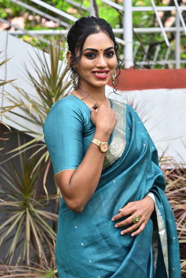 kamakshi-bhaskarla-stills-5-2.jpg