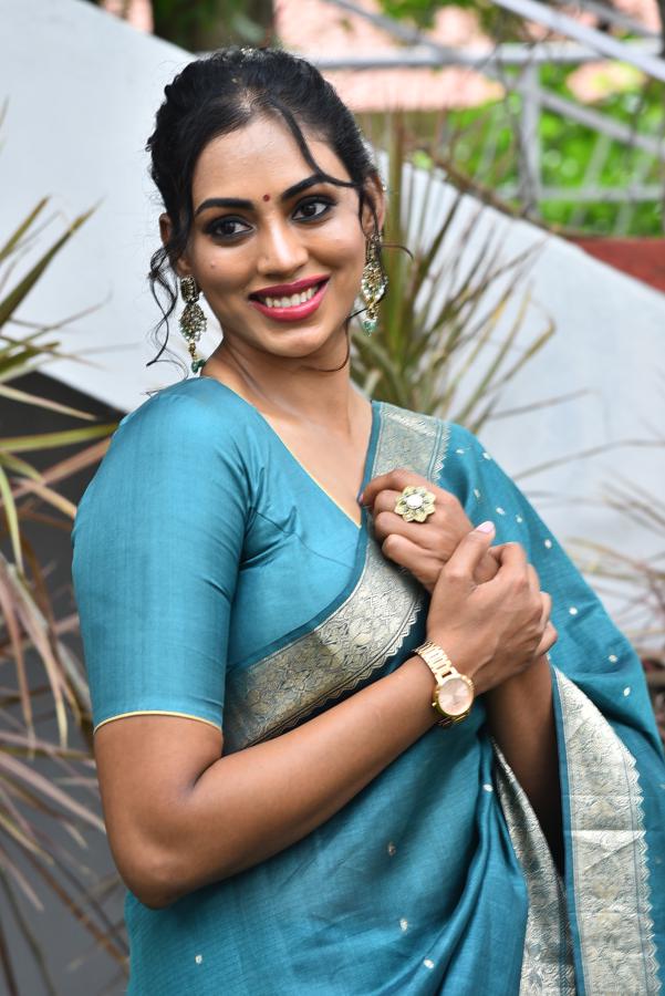 kamakshi-bhaskarla-stills-5-3.jpg