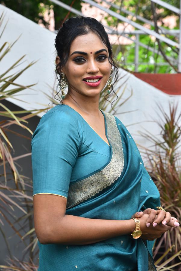 kamakshi-bhaskarla-stills-5-8.jpg