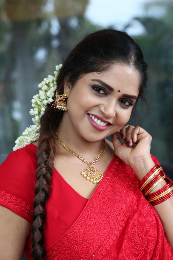 karunya-chowdary-stills-4-2.jpg