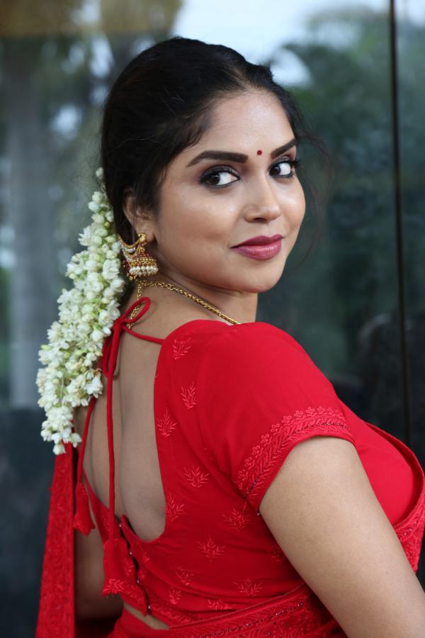 karunya-chowdary-stills-4-4.jpg