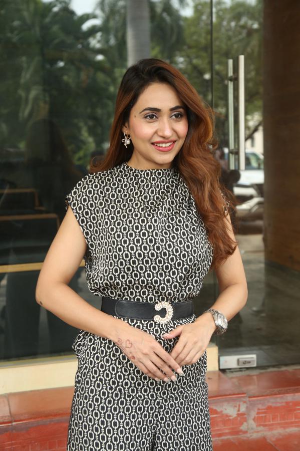 kaswi-kanchana-stills-18.jpg