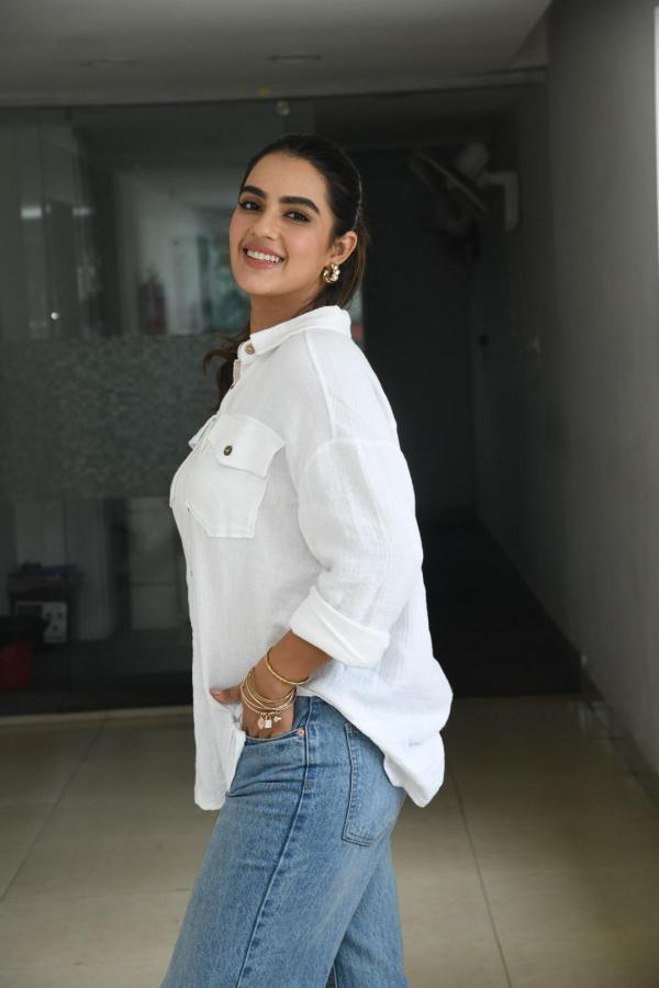 kavya-thaper-stills-10.jpg