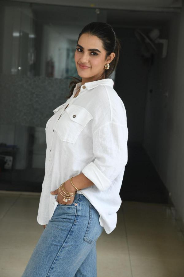 kavya-thaper-stills-12.jpg
